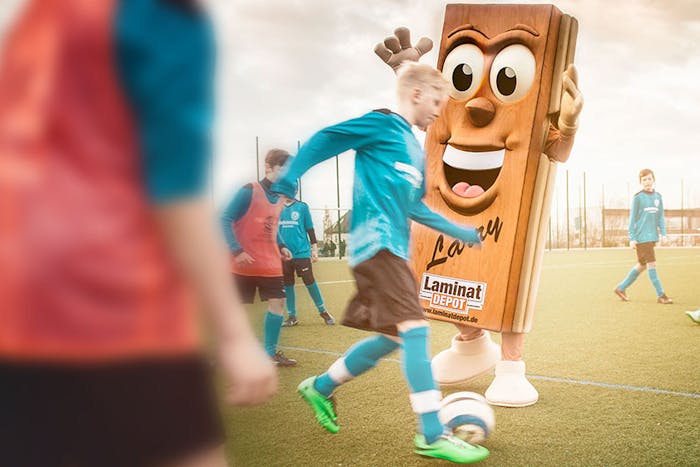 Unterstützung für die neue Saison: Das LaminatDEPOT verspielt zehn Fußball-Trikotsätze für Vereine aus unteren Spielklassen
