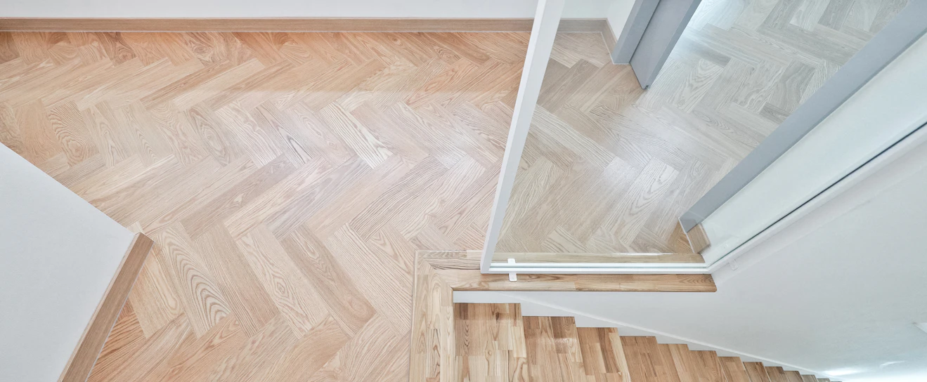 Boden im Fischgrät-Muster