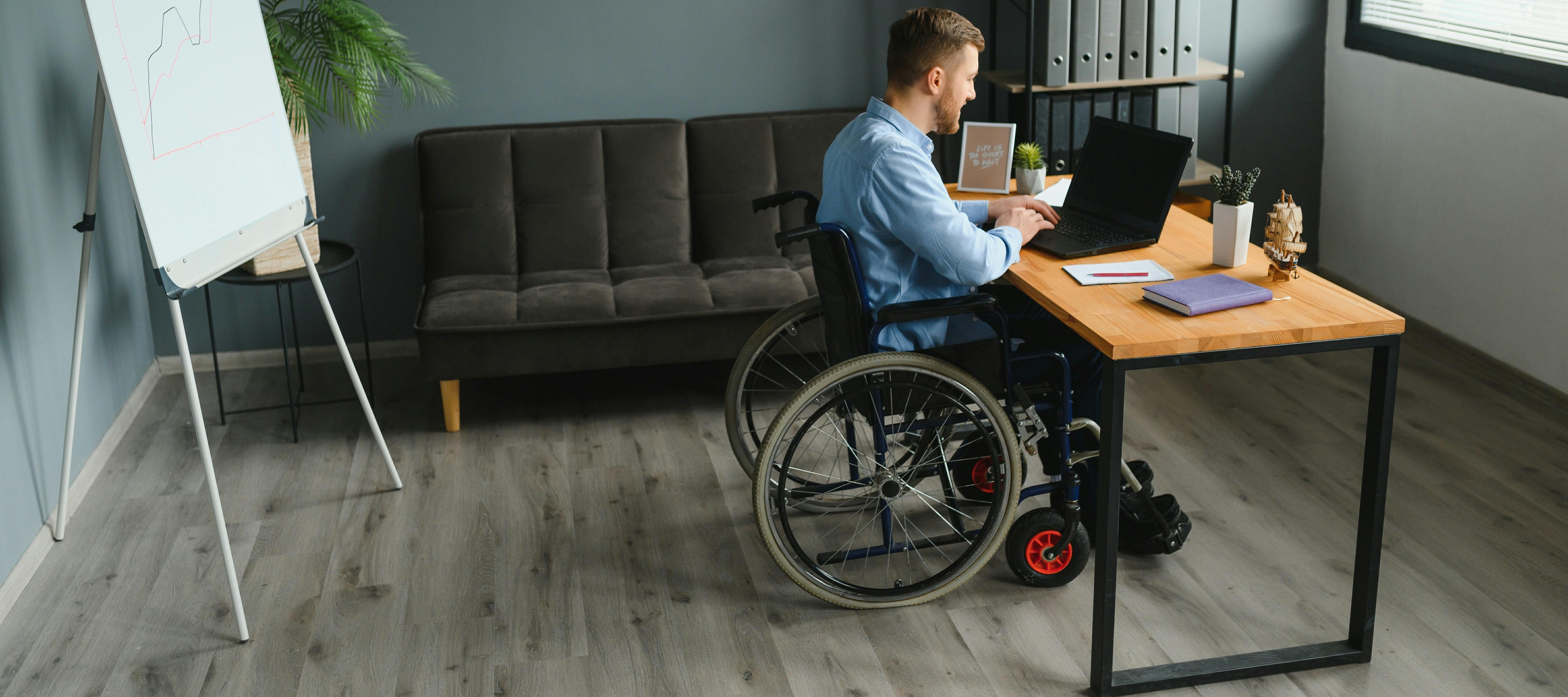 K&ouml;rperliche eingeschr&auml;nkte Dame im Rollstuhl steht gemeinsam mit einem Freund auf Klick-Vinyl