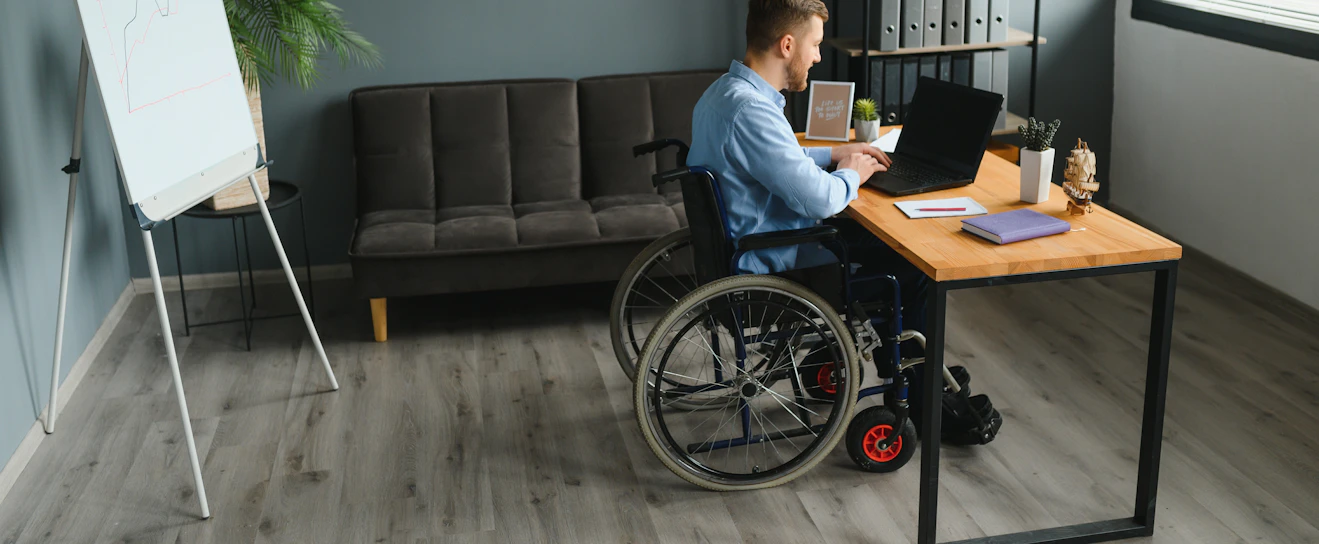 Körperliche eingeschränkte Dame im Rollstuhl steht gemeinsam mit einem Freund auf Klick-Vinyl