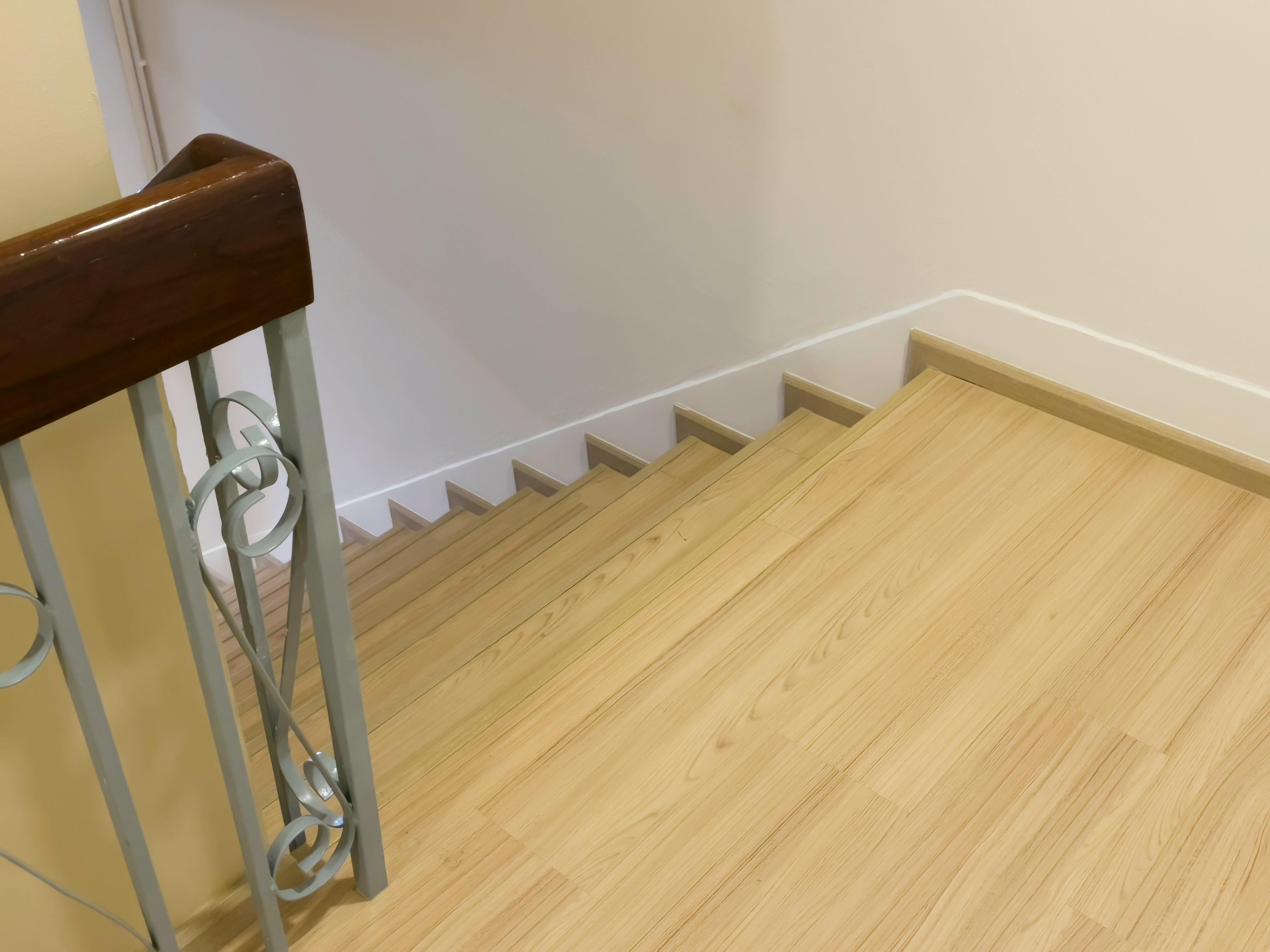 Ged&auml;mmter Laminatboden im Treppenbereich