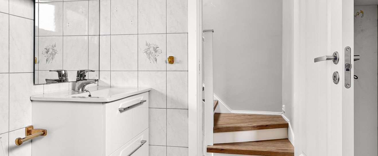 Badezimmer mit Blick in den Flur und Vinylboden