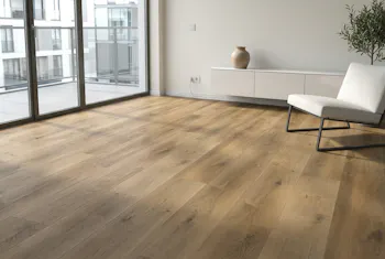 Boden von bodomoCORE in einem modernen Raum mit schlichter Einrichtung