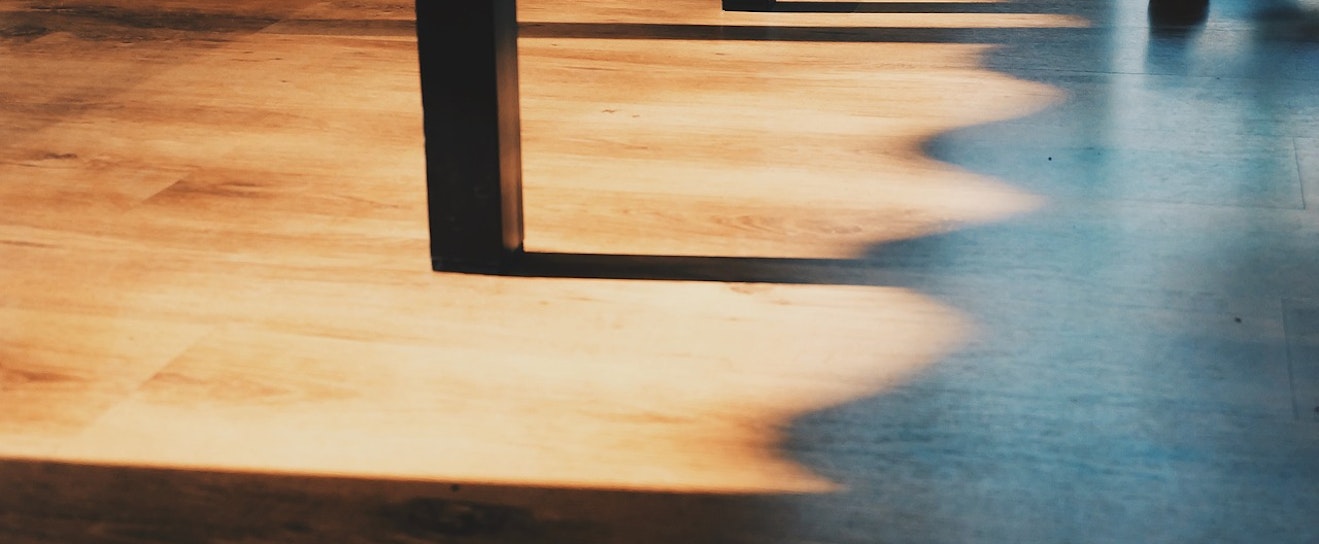 Laminatboden mit Tisch und Bürostuhl