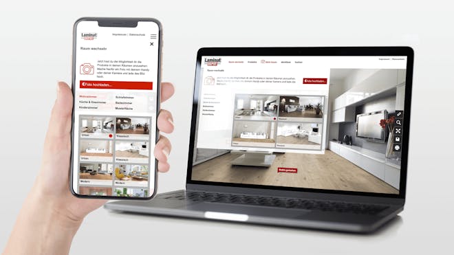 Hand hält Handy und daneben ist ein Laptop mit dem Raumplaner von LaminatDEPOT