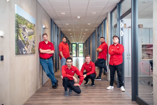 LaminatDEPOT Auszubildende im Flur der Verwaltung in Velbert