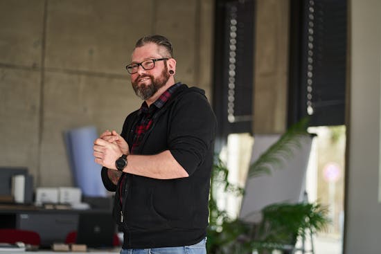 Mann lächelt bei LaminatDEPOT Schulung