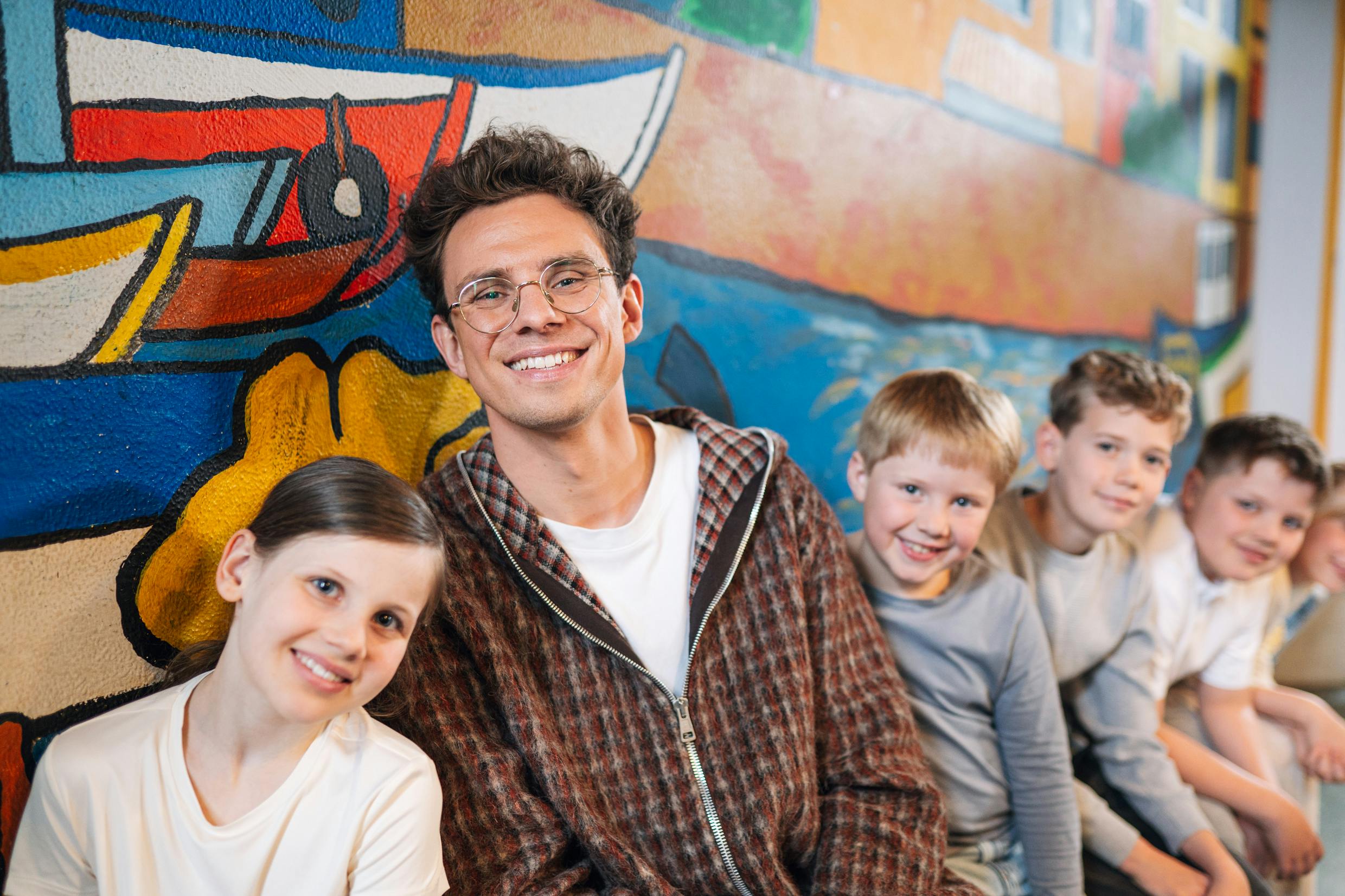 Kamrad l&auml;chelnd vor der Kamera