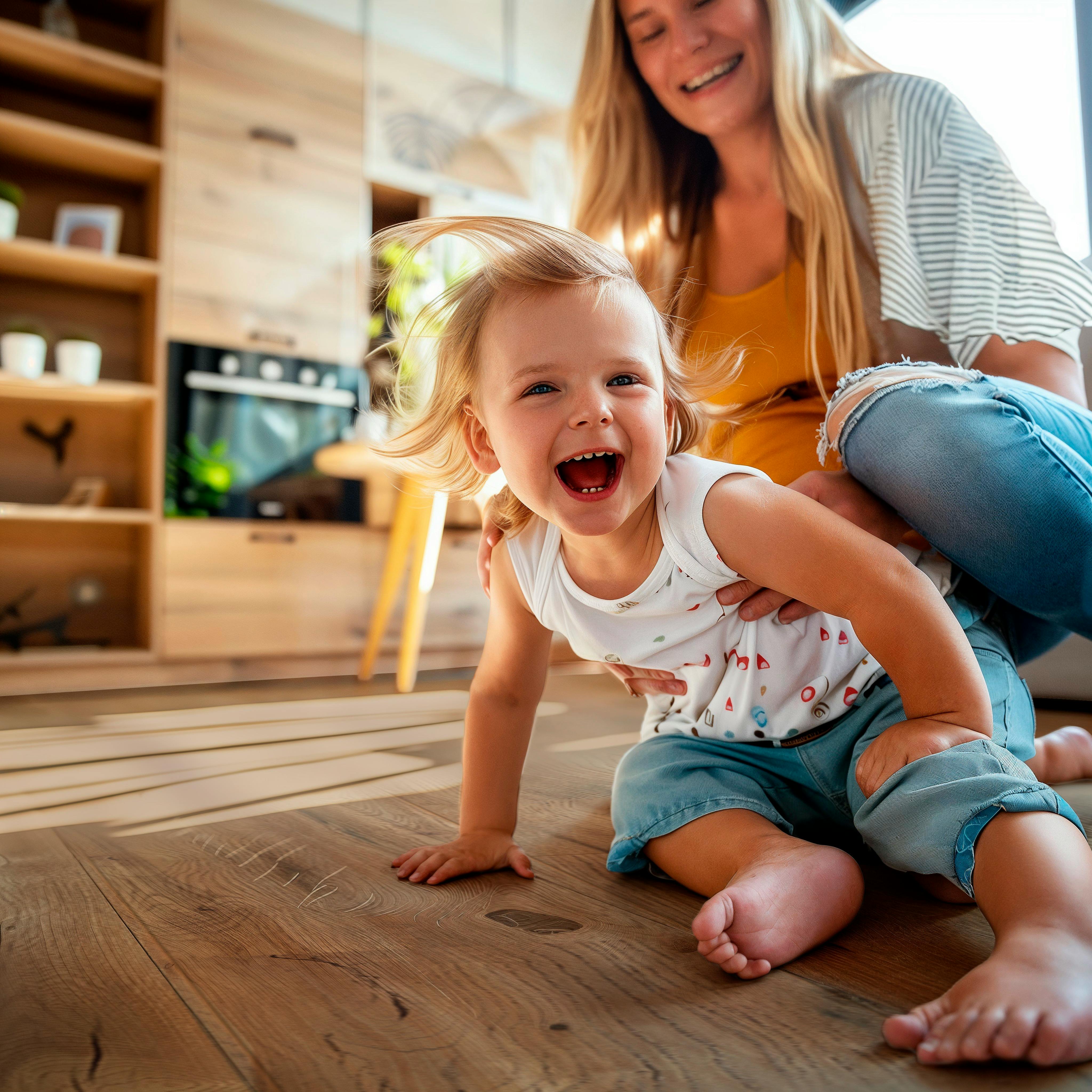 M&auml;dchen spielen mit einem Hund