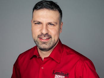 Mitarbeiter Serdar im Portrait
