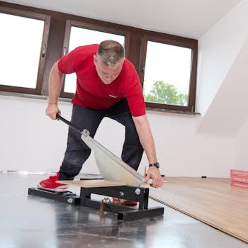 Mann verwendet Laminatschneider