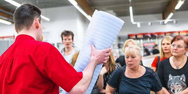 LaminatDEPOT Mitarbeiter zeigt Dämmung beim FrauenWorkshop