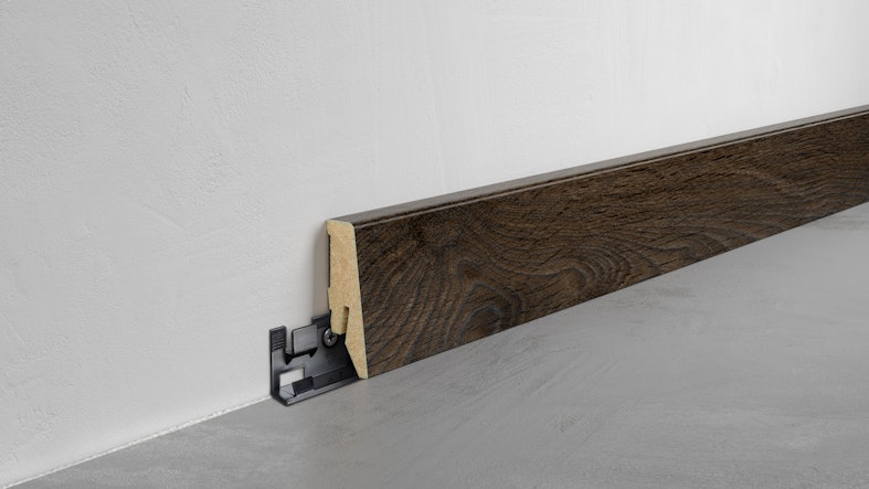 Fußleiste Exquisit - Waveless Oak Dark - 58 mm Produktbild Musterfläche von oben schräg zoom