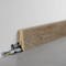 Fußleiste Exquisit - Stirling Oak medium - 58 mm Produktbild Wohnzimmer - Urban mit Wohnwand zoom