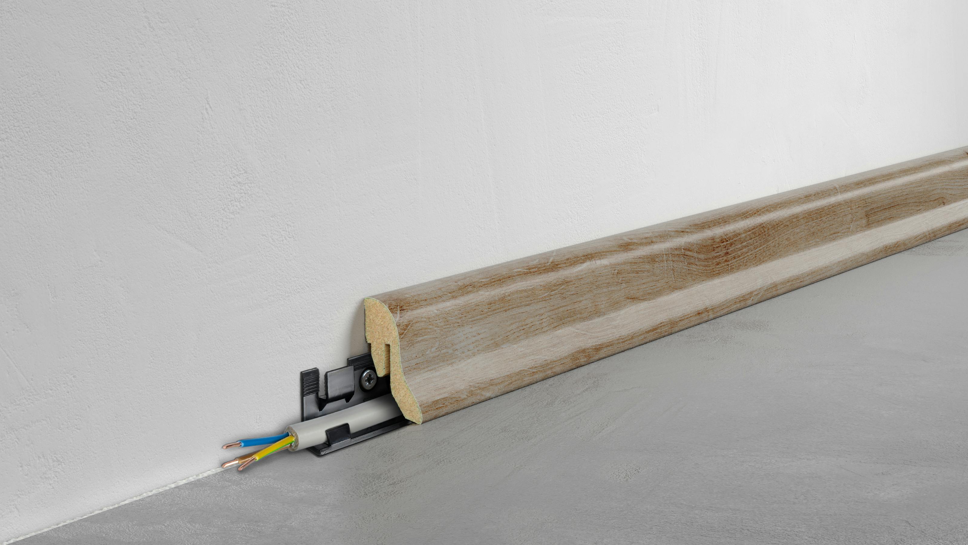 Fußleiste Klassik - Eiche hell - 40 mm Produktbild Wohnzimmer - Urban mit Wohnwand zoom