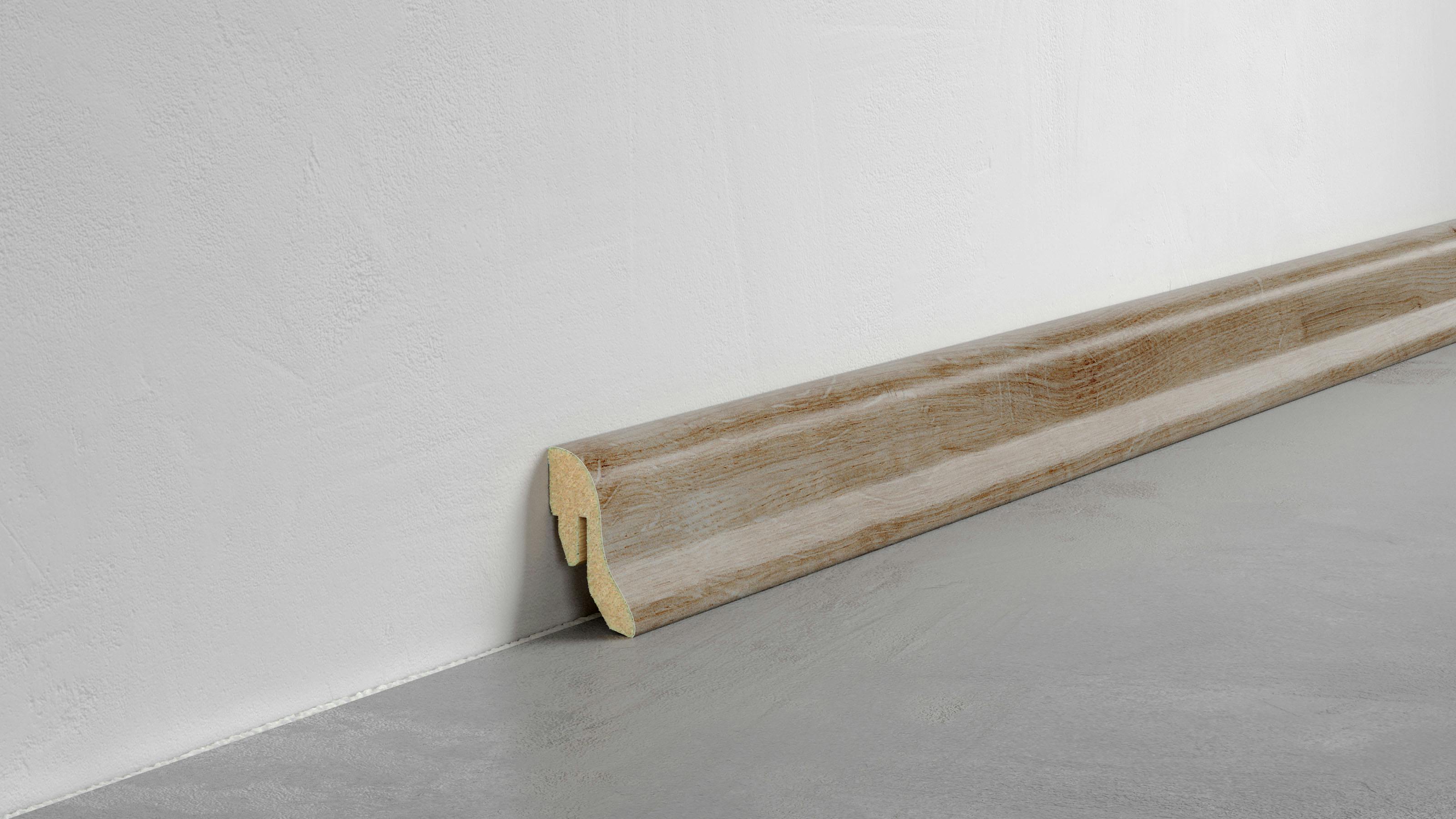 Fußleiste Klassik - Eiche hell - 40 mm Produktbild Schlafzimmer - Urban zoom