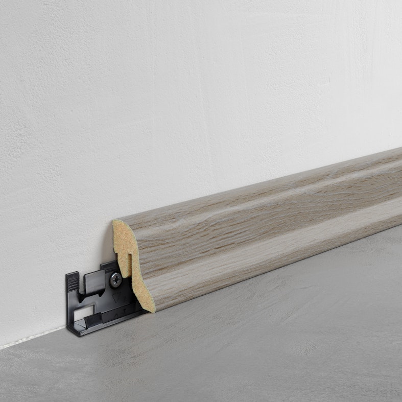 Fußleiste Klassik - Navaro Eiche - 40 mm Produktbild Musterfläche von oben schräg zoom