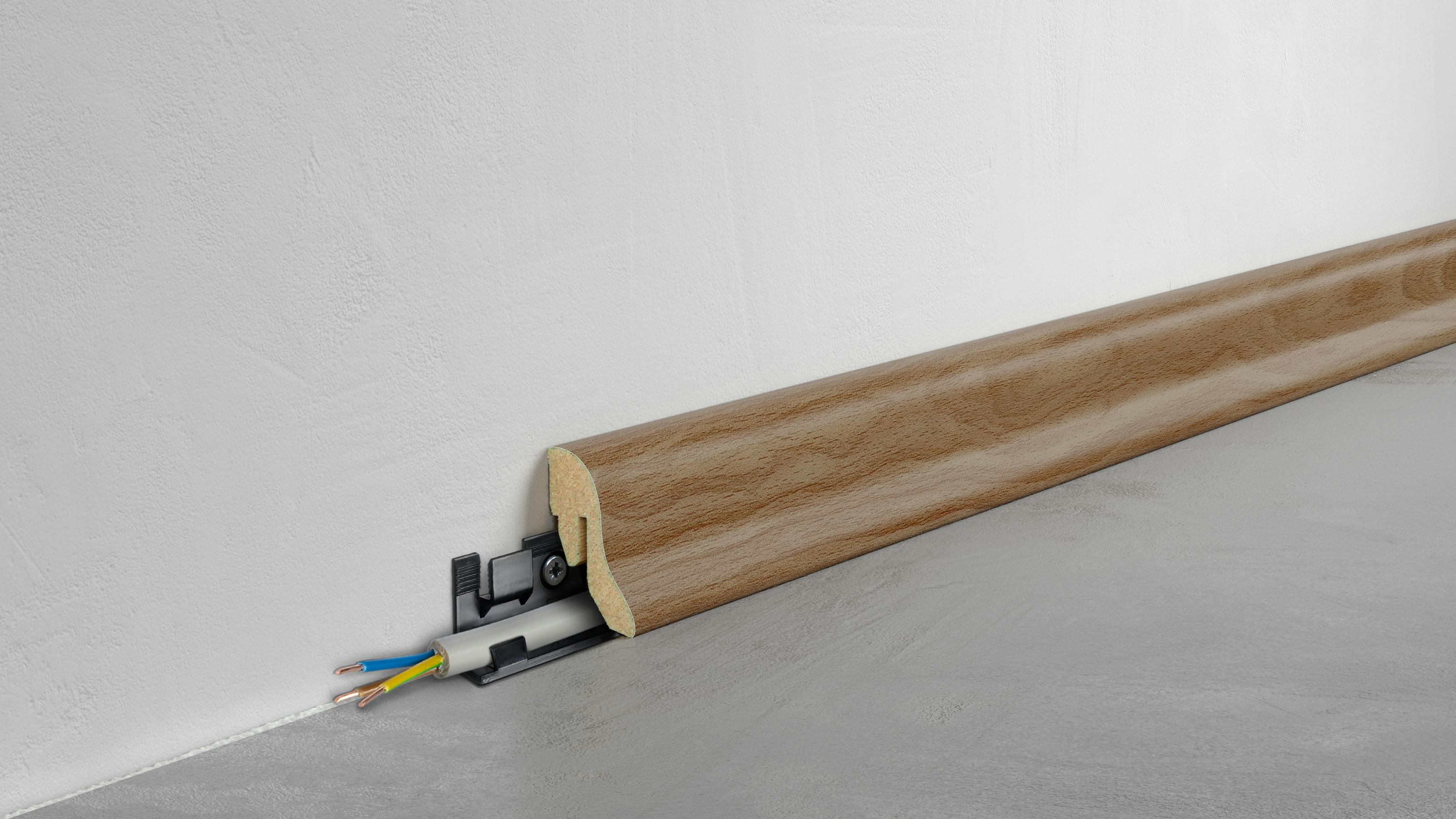 Fußleiste Klassik - Jütland Buche - 40 mm Produktbild Wohnzimmer - Urban mit Wohnwand zoom