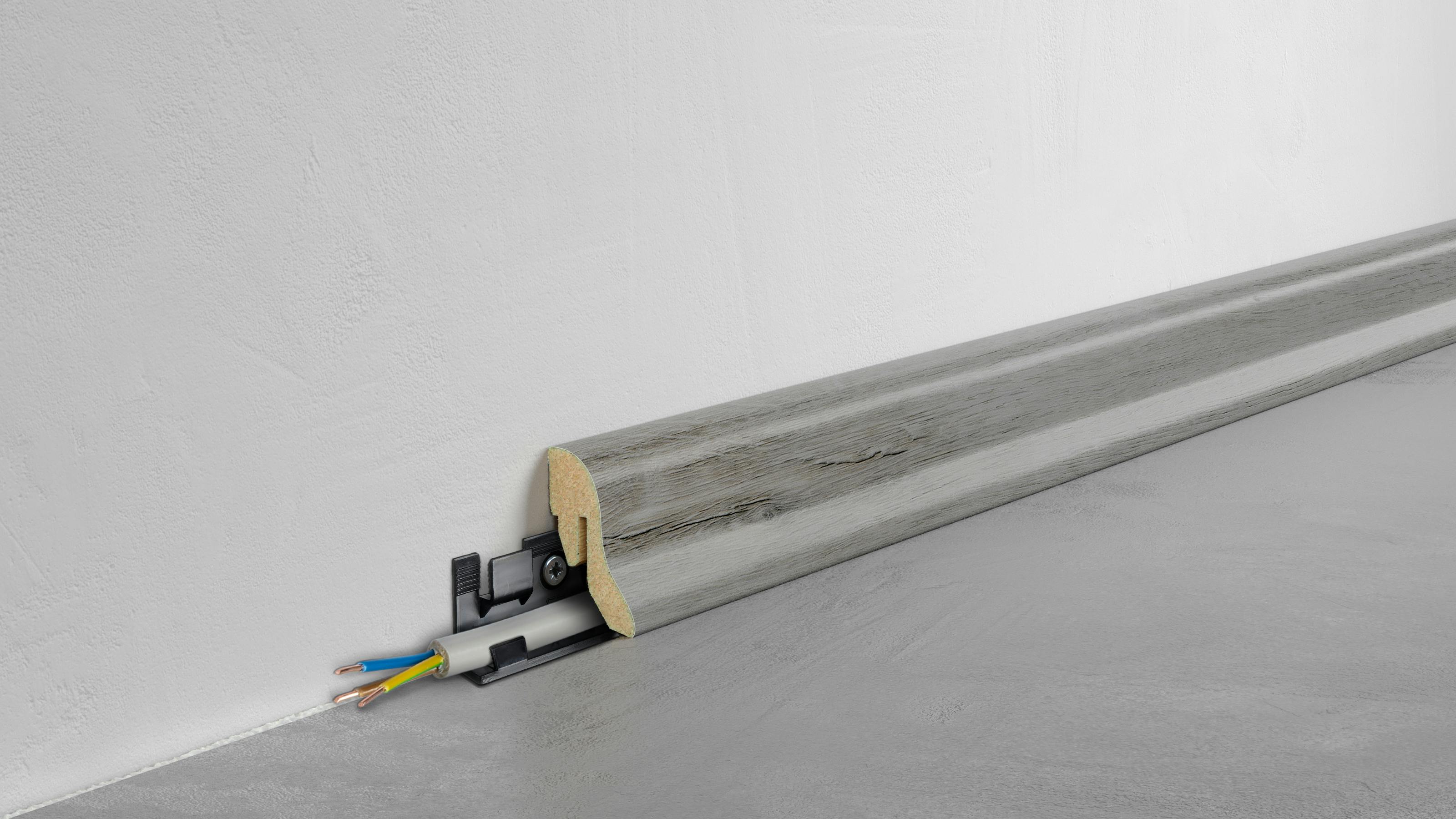 Fußleiste Klassik - Summer Oak - 40 mm Produktbild Wohnzimmer - Urban mit Wohnwand zoom