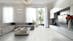 Klick-Vinyl BoDomo Exquisit Weißeiche Produktbild Wohnzimmer - Urban mit Wohnwand zoom