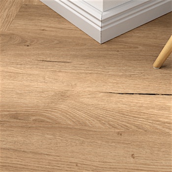 Regence Sand Fischgrät Produktbild Musterfläche von oben schräg zoom