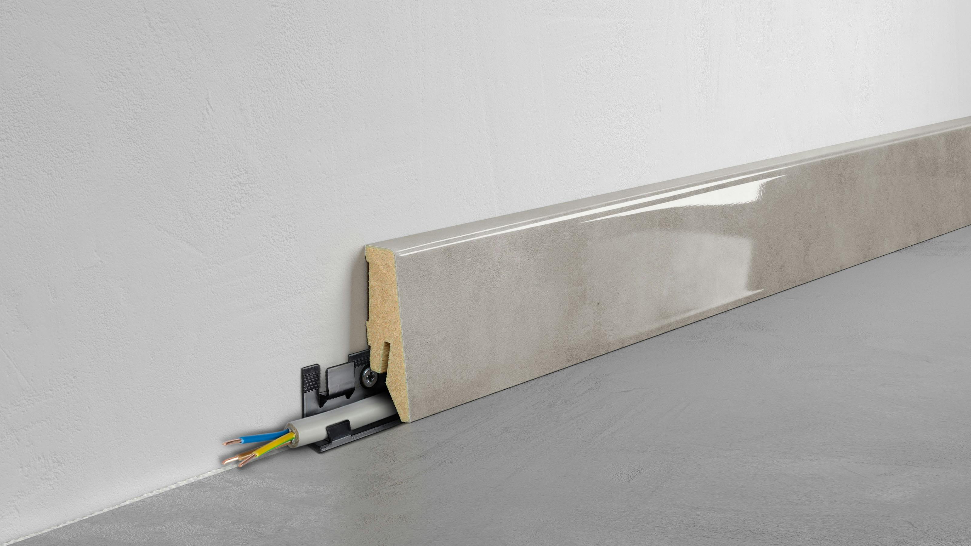 Fußleiste Exquisit - Pastell grey - 58 mm Produktbild Wohnzimmer - Urban mit Wohnwand zoom