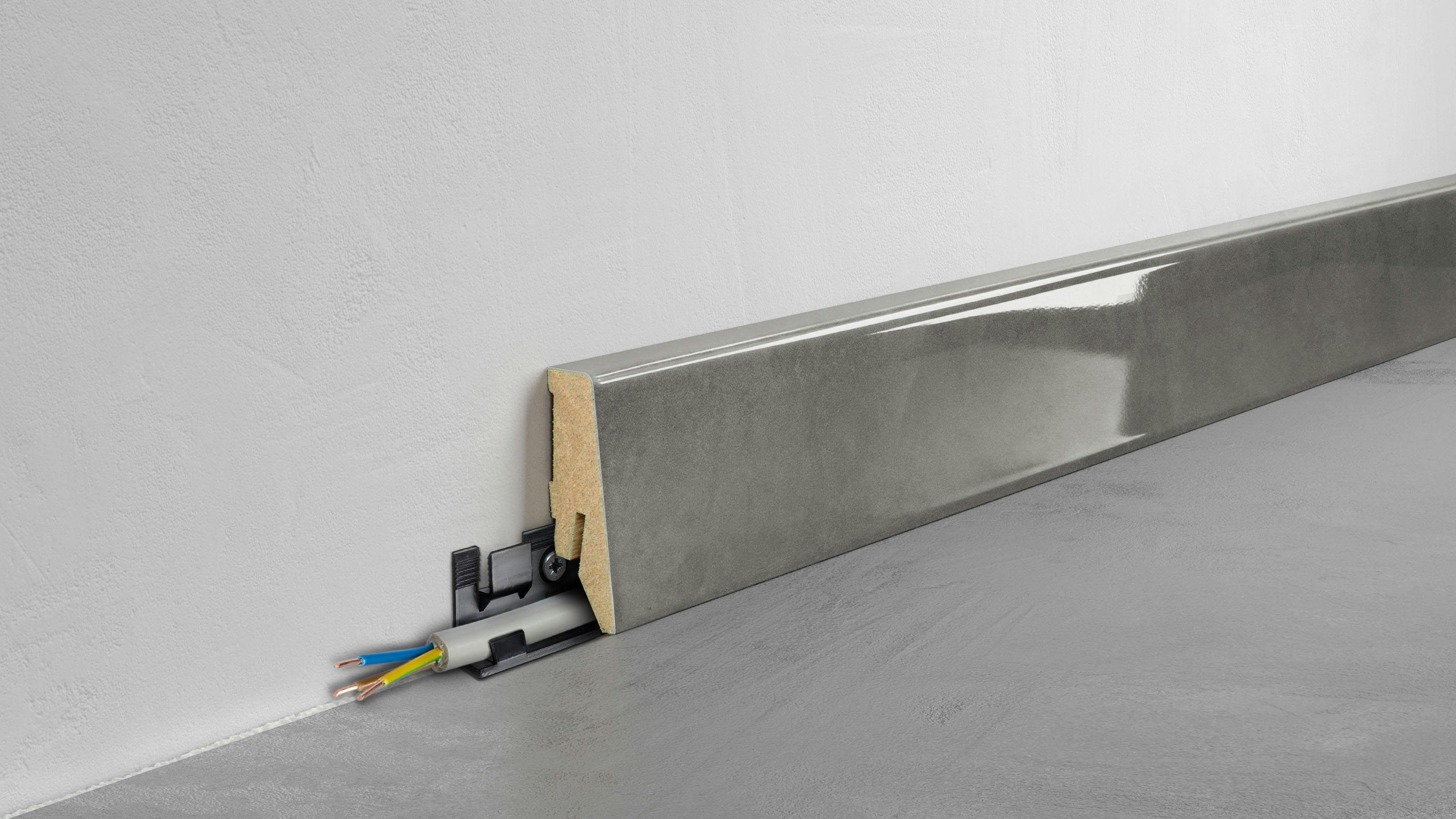 Fußleiste Exquisit - Pastell anthrazit - 58 mm Produktbild Wohnzimmer - Urban mit Wohnwand zoom