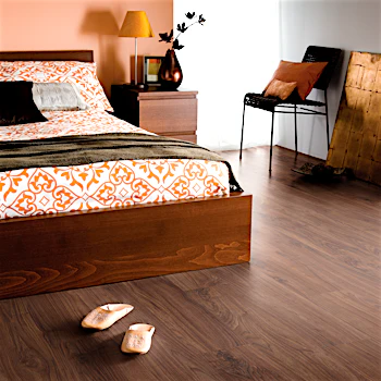 Laminat Kronoflooring Auburn Forest Walnut Produktbild Musterfläche von oben schräg zoom